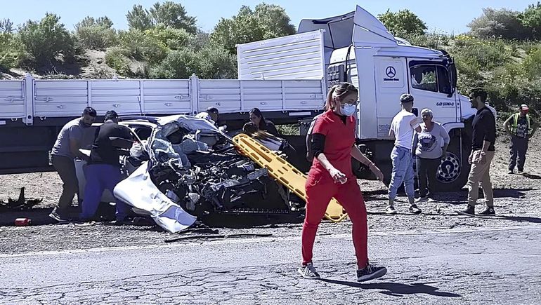 El vehículo en el que viajaban las víctimas quedó destruído tras el choque con el camión