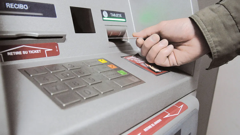 La tecla del cajero automático que nunca hay que olvidar oprimir al retirar efectivo, para prevenir fraudes | LMCipolletti.com La tecla del cajero automático que nunca hay que olvidar oprimir al retirar efectivo, para prevenir fraudes