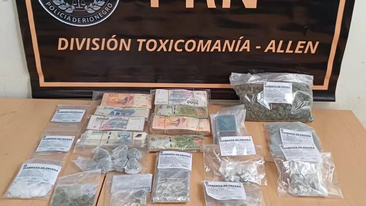 La droga, el dinero y el resto de los elementos de prueba secuestrados por la Policía rionegrina en Allen.&nbsp;