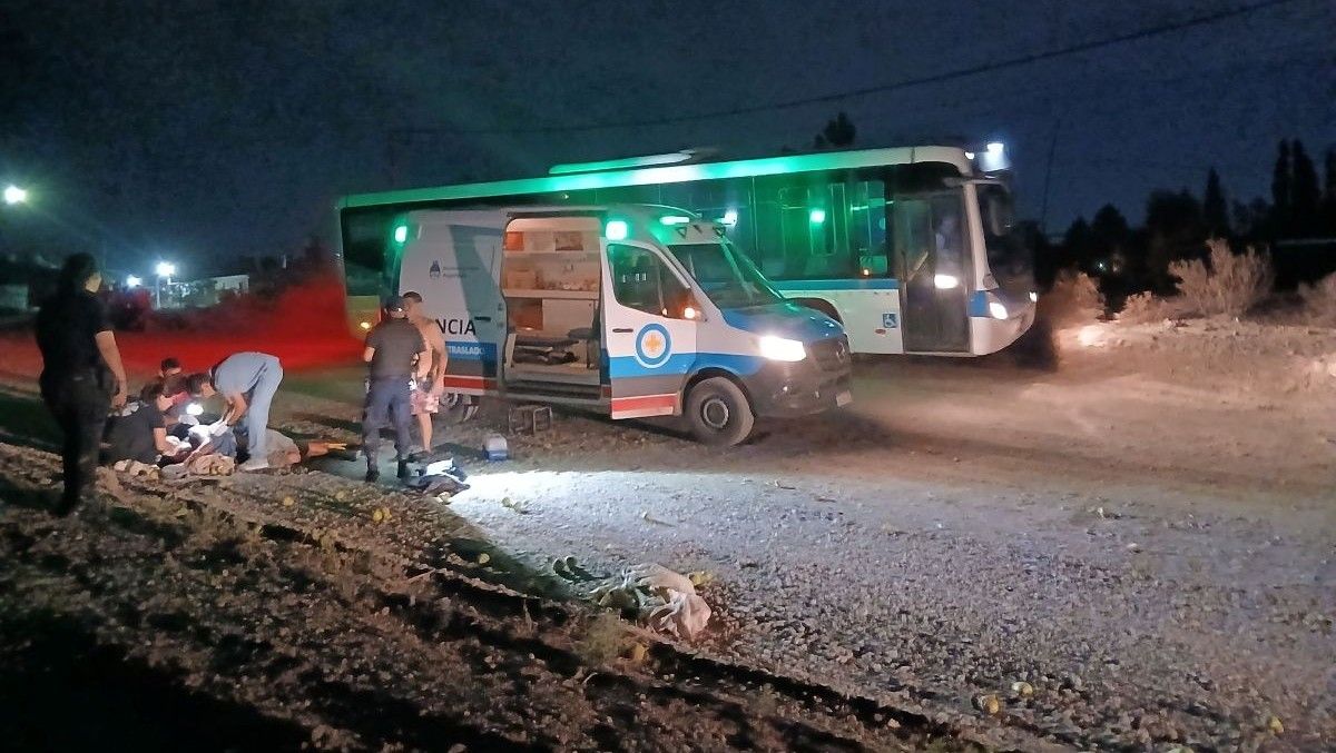 La policía y una ambulancia debió concurrir al barrio Río Sol para auxiliar a la pareja embestida por la moto.&nbsp;