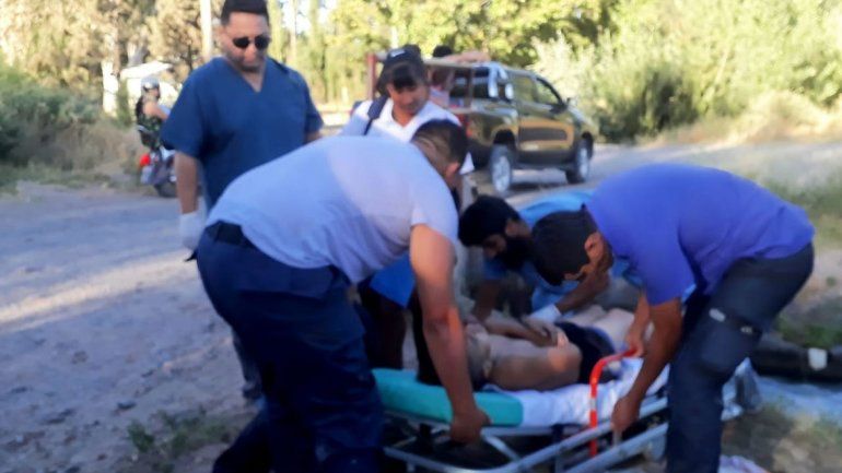Policías salvaron a un hombre y su hijo que se estaban ahogando en un canal de Centenario
