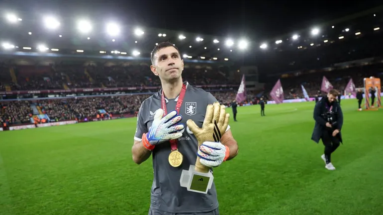 Cuántos millones ofreció el Manchester United por el Dibu Martínez: rechazado