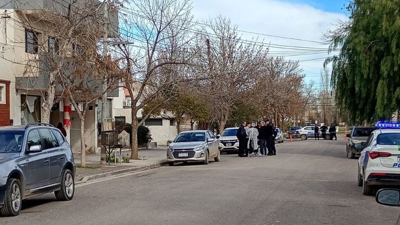 El edificio donde falleció el hombre mayor. Policía y Fiscalía trabaja en el lugar. Integrantes del Gabinete de Criminalística realizaban pericias. | LMCipolletti.com El edificio donde falleció el hombre mayor. Policía y Fiscalía trabaja en el lugar. Integrantes del Gabinete de Criminalística realizaban pericias.