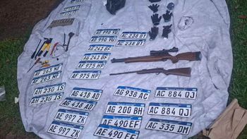 La policía bonaerense secuestró patentes de autos y armas que pertenecían a la banda delictiva. | LMCipolletti.com La policía bonaerense secuestró patentes de autos y armas que pertenecían a la banda delictiva.