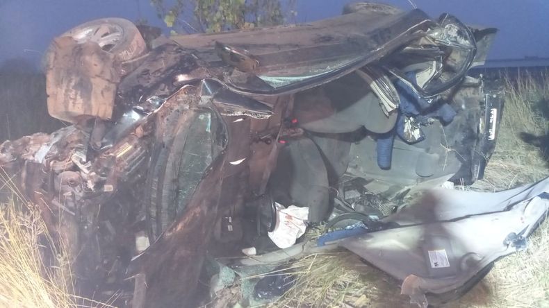 El auto resultó destruido tras el vuelco. Sus cuatro ocupantes, entre ellos una adolescente de 17 años, fueron hospitalizados. No se registraron víctimas fatales.&nbsp;