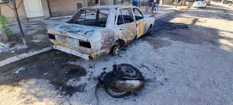 Así quedó el auto incendiado en cercanías del Hospital. Foto Antonio Spagnuolo.