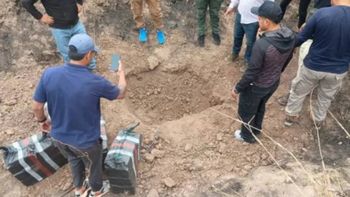 Los efectivos procedieron a retirar la droga que permanecía en la aeronave tras el impacto. | LMCipolletti.com Los efectivos procedieron a retirar la droga que permanecía en la aeronave tras el impacto.