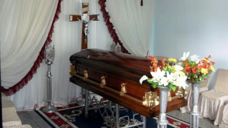 La familia relató que, durante el velorio, el ataúd permaneció cerrado y sellado, impidiéndoles despedirse de su padre y abuelo.