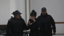 El momento en que entra la acusada a los tribunales de Roca. Fue imputada y quedó en prisión preventiva. 