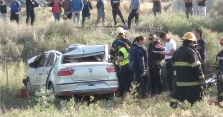 El Volkwagen Voyage chocó contra la parte trasera de un camión. El joven que conducía el auto murió en el acto. Después encontraron drogas, un arma y dinero.&nbsp;