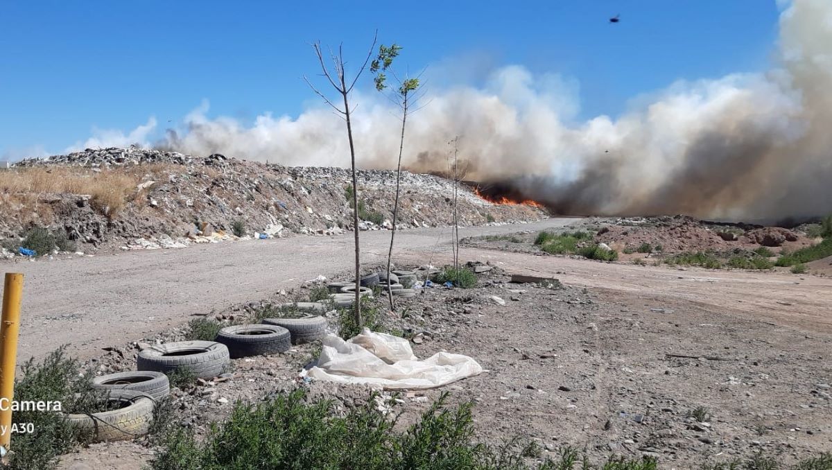 El Municipio extinguió el fuego y el humo del basural