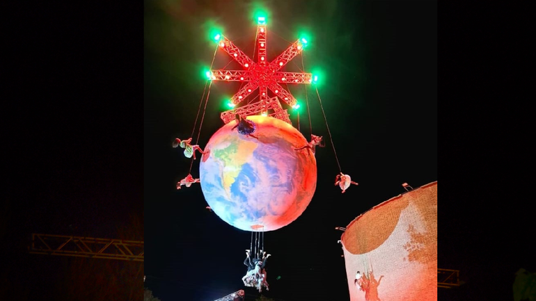 La Compañía de Danza Aérea Elevé brindó el espectáculo Navidad en las Estrellas la noche de viernes.&nbsp;