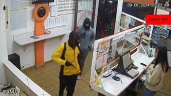 Captura de una cámara de la agencia de juego de Puerto Madryn durante el asalto de la noche del lunes 9 de septiembre.&nbsp;