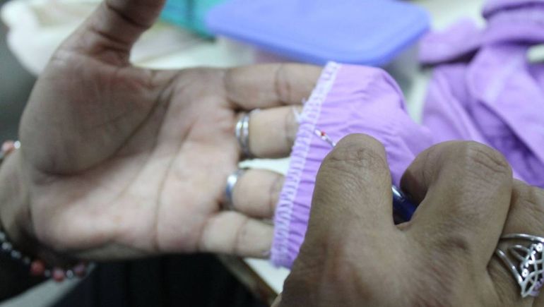 Cada puntada que da Antonia es también un acto de resistencia y de amor: un hilo que une pasado y presente, aprendizaje y memoria, cuidado propio y de los demás. Cada puntada que da Antonia es también un acto de resistencia y de amor: un hilo que une pasado y presente, aprendizaje y memoria, cuidado propio y de los demás.