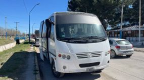 La combi blanca no pudo seguir viaje en la ruta 22.