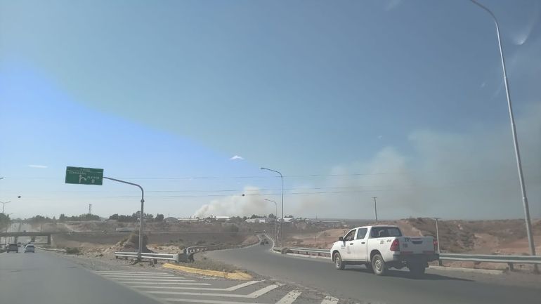 El humo del fuego en Cinco Saltos se pudo divisar desde territorio neuquino.