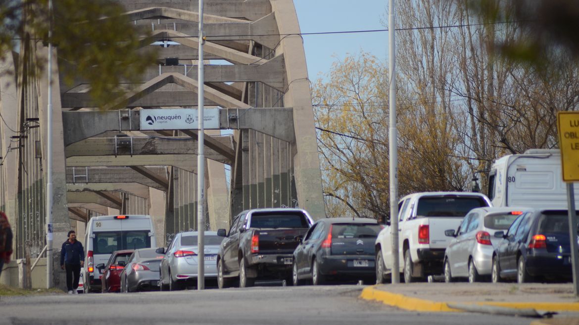 Mientras Neuquén avanza en la transformación del ingreso que conecta el puente carretero, del lado cipoleño persiste el problema vial. | LMCipolletti.com Mientras Neuquén avanza en la transformación del ingreso que conecta el puente carretero, del lado cipoleño persiste el problema vial.
