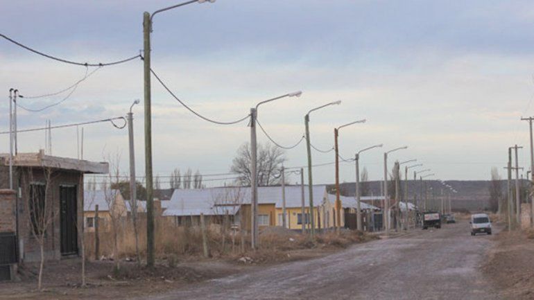 Un vecino denunció que un efectivo policial lo amenazó con su arma para que no estacionara frente a su casa.