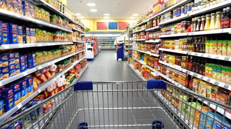 El hombre realizaba las compras cuando se descompensó.