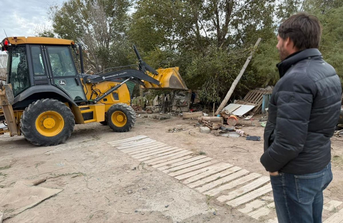 Esta tarde comenzó la demolición de estructuras precarias en el predio ferroviario. Foto: Gentileza.