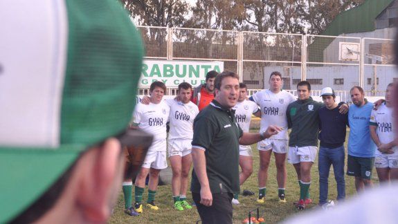 Santos, el técnico de Marabunta, quiere que el equipo mejore.