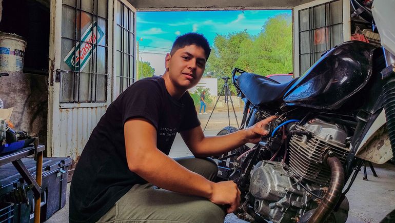 Con 19 años, Leonel cumplió su sueño de abrir un taller de motos