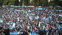 En Parque Lezama, una multitud espera por el saludo de CFK