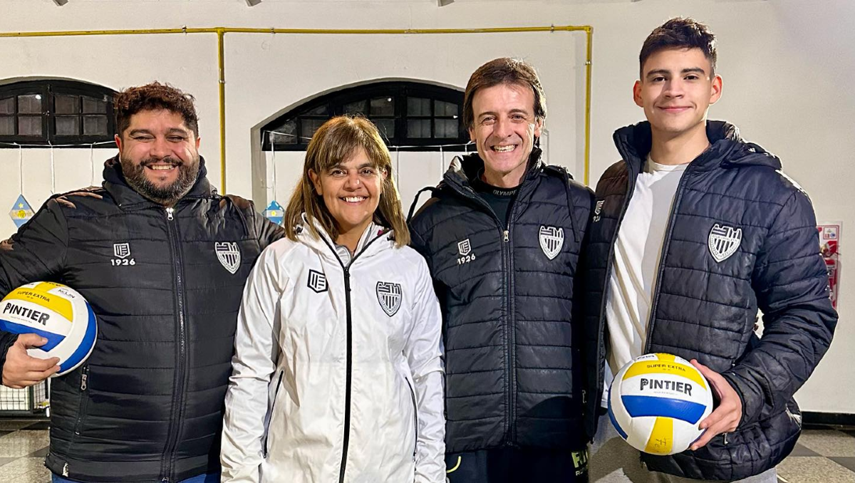 En el medio Devia junto a la presidenta Mónica del Río. Hernán López Sosa y Juan Rivas, sus laderos.&nbsp;