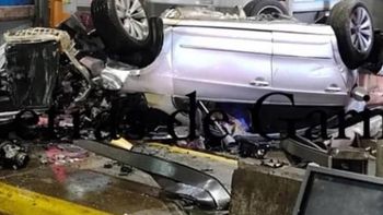 video impactante: manejaba a alta velocidad, choco contra la cabina del peaje y murio