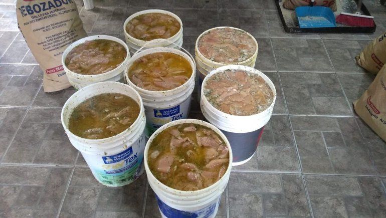 Asco: guardaban pechugas de pollo en baldes de pintura