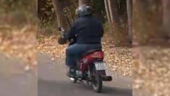 motociclista acosador no podra circular por una calle de oro