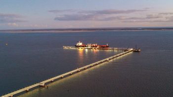 La terminal de Otamerica en Puerto Rosales es una de las salidas del petróleo de Vaca Muerta. | LMCipolletti.com La terminal de Otamerica en Puerto Rosales es una de las salidas del petróleo de Vaca Muerta.