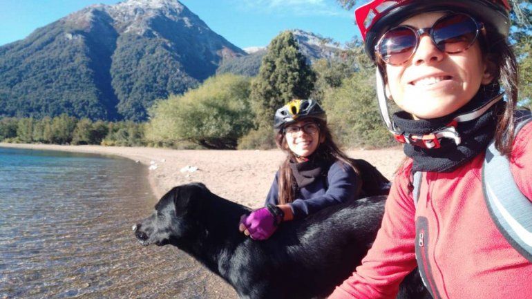 Se enamoró en la cordillera: inició una campaña para encontrar al perro que la acompañó en su travesía