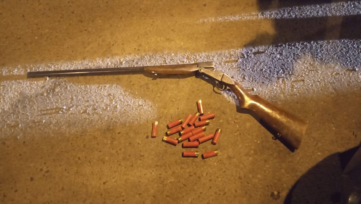 Lo pararon en un control y le encontraron una escopeta en la camioneta