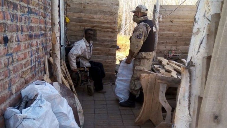 Policías recolectaron leña y la repartieron a abuelos