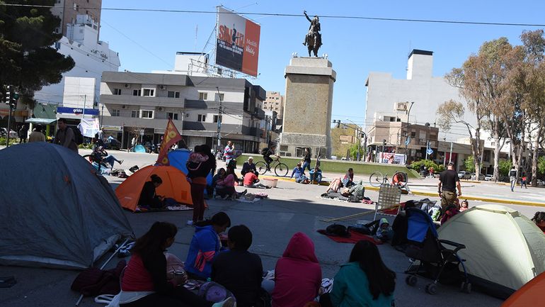El centro de Neuquén, complicado: organizaciones realizan un acampe