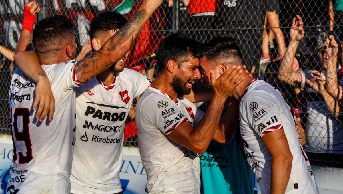 Ezequiel Ávila festeja con Brian Meza, dos exCipolletti en Douglas Haig.&nbsp;