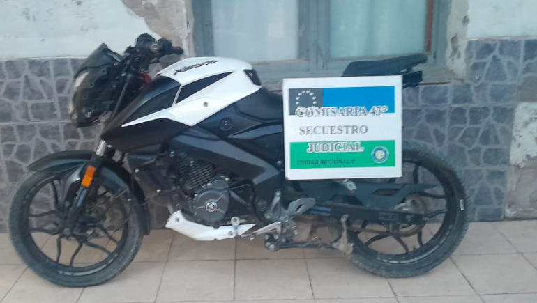 La moto fue robada en Neuquén y encontrada en Cinco Saltos en un procedimiento de control.