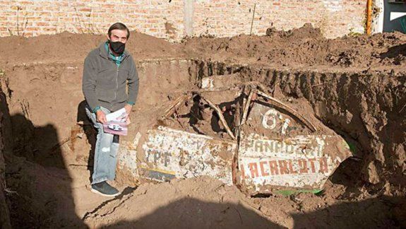 En La Pampa encontraron un auto de carreras enterrado