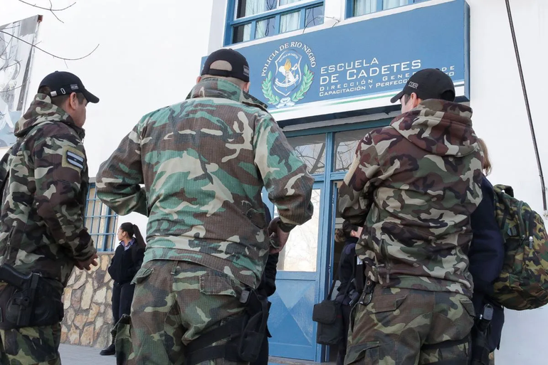 Aberrante: Suspenden a jefe policial por patearle las costillas a aspirante
