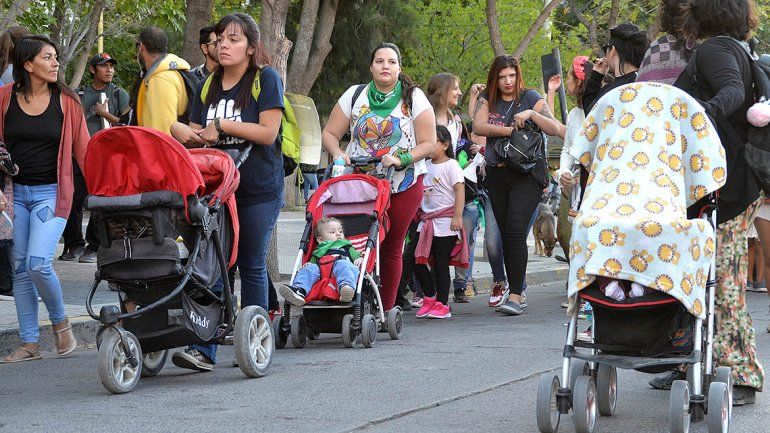 Las fotos de la multitudinaria marcha de mujeres cipoleñas por el #8M 