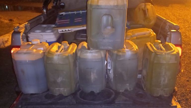 ¿Bomba andante en la Ruta 22?: circulaba con bidones de nafta en la caja de su camioneta