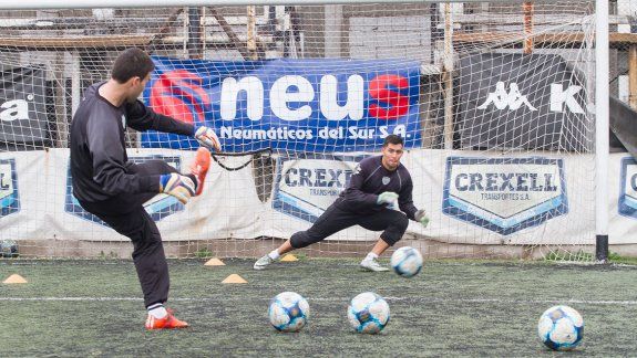 Crespo terminó siendo figura en la semifinal y la clave para que Cipolletti pase a la llave decisiva ante Catriel. El 1 contuvo tres penales ayer en Allen.