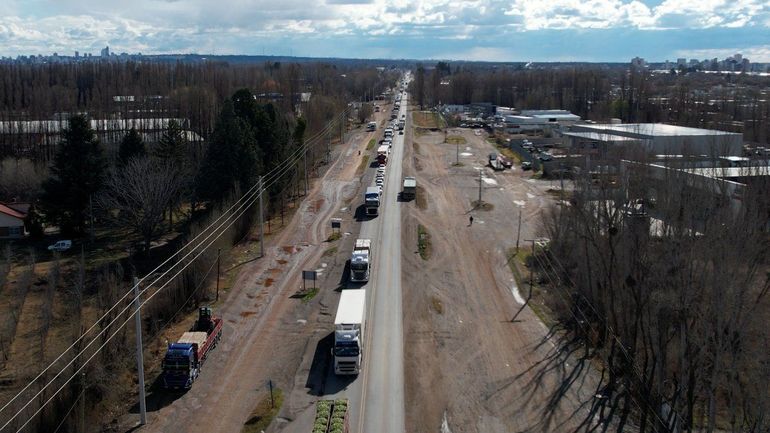 Video: el impresionante operativo en Ruta 22 para retirar el camión volcado