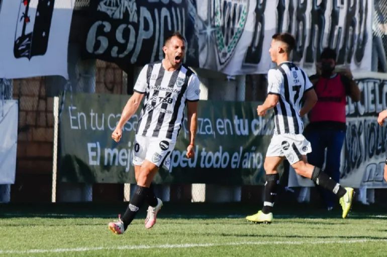 Juan Martín Amieva grita su gol contra Bolívar en 2021. Foto: Anahí Cárdena