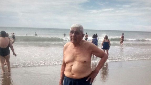 Un abuelo de 102 años conoció el mar por primera vez en Las Grutas