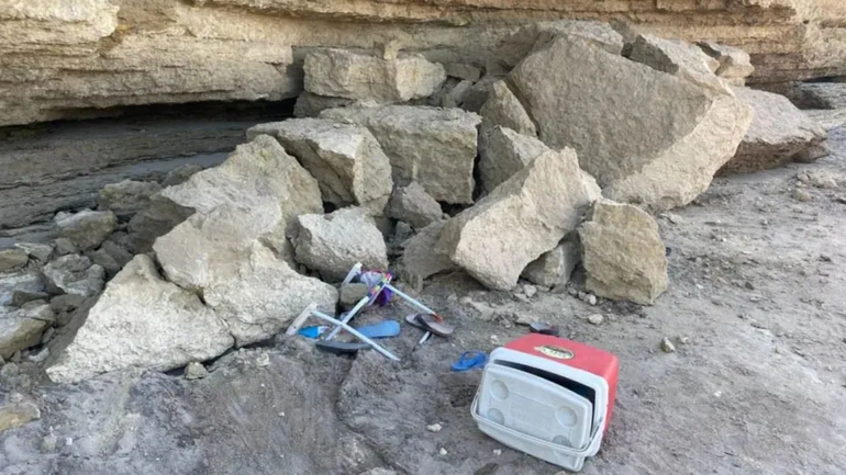 Las pertenencias de los veraneantes resultaron dañadas por la caída de rocas del acantilado de Las Grutas. No hubo heridos de milagro. Las pertenencias de los veraneantes resultaron dañadas por la caída de rocas del acantilado de Las Grutas. No hubo heridos de milagro.