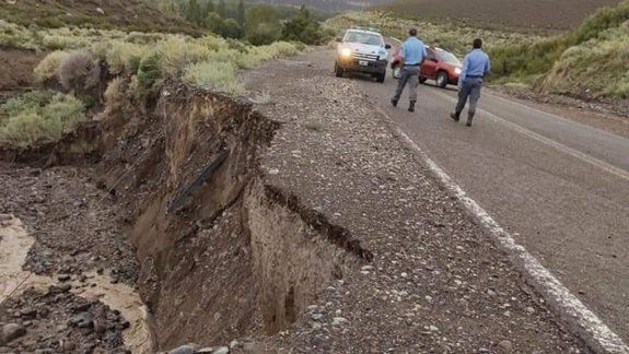 Se derrumbó la banquina en la Ruta 40 en el norte neuquino