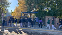 Los alumnos comenzaron a salir de sus aulas en forma ordenada y siguiendo a sus tutores hasta el punto de encuentro.