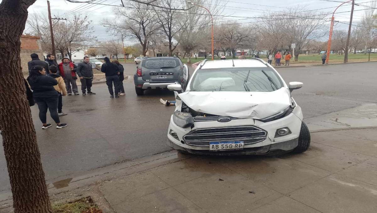 Espectacular choque entre camionetas: desmayo y al Hospital